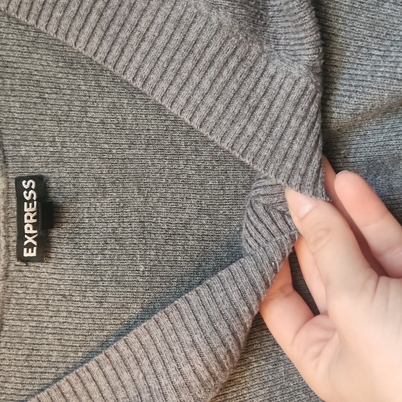 Express Heather Deep Y2K V-Neck Gray Knit Top - Picture 2 of 2